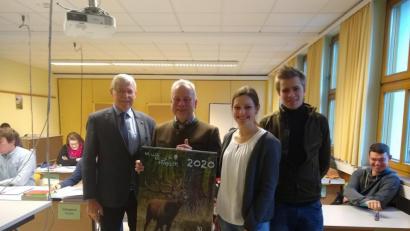 Bild: exb
Georg Meyer und Alwin Kleber (von links) teilten den Kalender aus.