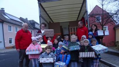 Bild: Kinderhaus Konnersreuth/exb
Die Kinder des Kinderhaus Konnersreuth beim Beladen des Lkw.