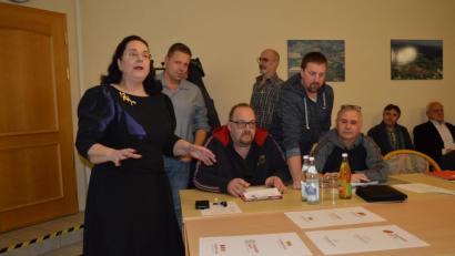 Bild: bej
Sissy Thammer stellt in der öffentlichen Sitzung die Entwürfe zur Namensgebung für das Thammer-Haus vor.