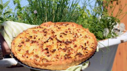 Bild:  Gabi Schönberger 
Goldbraun und knusprig kommt der Elsässer Zwiebelkuchen aus dem Backofen.