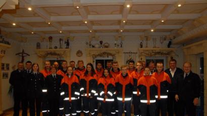 Bild: pop
Die erfolgreichen jungen Teilnehmer der Feuerwehr-Prüfung mit Kreisbrandinspektor Hubert Blödt (rechts).