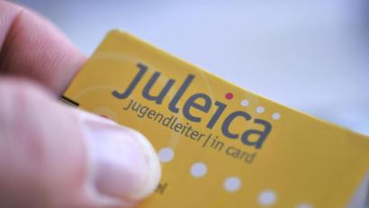 Bild: Peter Steffen dpa
Die Juleica ist der bundesweit einheitliche Ausweis für ehrenamtliche Mitarbeiter in der Jugendarbeit.