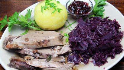 Bild: Matthias Würfl
Mit Blaukraut, Knödel und Preiselbeeren schmeckt Reh besonders lecker.