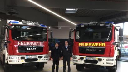 Bild: eik
Die beiden neuen Löschgruppenfahrzeuge in der Werkshalle in Österreich: links das Auto der Schnaittenbacher mit weißer Aufschrift und dem Kommandanten Michael Werner, rechts das Freudenberger Auto mit signalgelber Aufschrift und dem Kommandanten Armin Daubenmerkl.