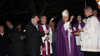 Bild: ads
Mit der Segnung des neu renovierten Kirchturms der Pfarrkirche St. Margareta in Kemnath sorgt Bischof Rudolf Voderholzer für einen großen Moment in der kleinen Pfarrgemeinde.