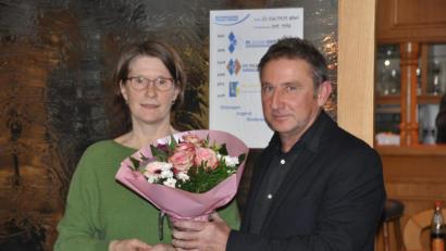 Bild: ak
Mit Blumen dankte IG Bau-Vorsitzender Thomas Hecht Ute Jaschke für ihren Vortrag.
