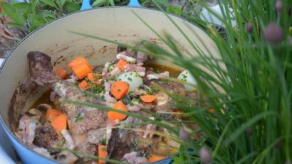 Bild: Gabi Schönberger
Coq au vin ist ein klassisches Geflügelgericht und eines der französischen Nationalgerichte.