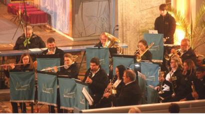 Bild: Hirsch
"Frohe Weihnachten" wünschten die Kreuzbergmusikanten den Besuchern des Adventskonzerts in der Kreuzbergkirche.