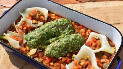 Bild: Schiffer
Aus vielen Kräutern und Parmesan wird die Masse gefertigt, die auf den Lammrücken verteilt wird. In die Fenchelpfeifen kommt Ratatouille.