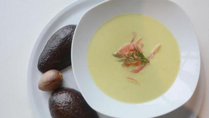 Bild: Gabi Schönberger
Die Avocadosuppe wird mit Räucherlachs und Dill verfeinert.