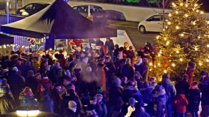 Bild: zer
Der Blick auf den Dorfplatz zeigt es –Pirk leuchtet.