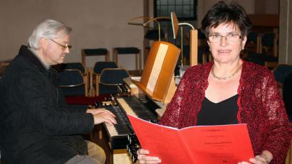 Bild: zer
Die beiden Künstler die beim Benefizkonzert in der St. Erhardkirche auftraten. An der Orgel Andreas Kunz und rechts Hildegard Zoltziar.