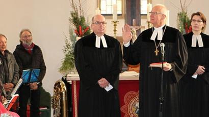 Bild: gru
Pfarrer Klaus Keyser, Regionalbischof Klaus Stiegler und Pfarrerin Ulla Knauer bei der Segnung zur Wiedereinweihung der evangelischen St. Stephanus-Kirche.