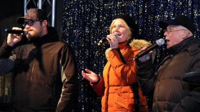 Bild: Stephan Huber
Wie man mit Können und Begeisterung „Can’t help falling in love“ von Elvis Presley singt, demonstrierten beim Weihnachtskaraoke am Dienstag Martin, Kathrin und Hermann Seidl (von links).