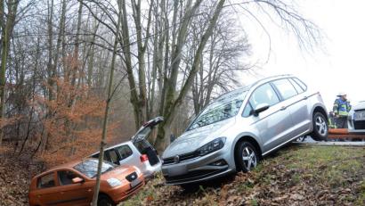 Bild: Gabi Schönberger
Zwei der Autos landeten im Bach, eines blieb an der Böschung hängen. Die Polizei schätzt den Schaden auf 40.000 Euro.