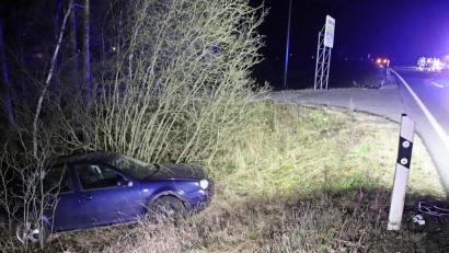 Bild: jma
Der Golf des Unfallverursachers bleibt im Graben liegen.