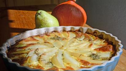 Bild: Gabi Schönberger
Unter Pergamentpapier wird das Gratin gar. Nach weiteren 30 bis 40 Minuten im Ofen hat es seine goldbraune Farbe.