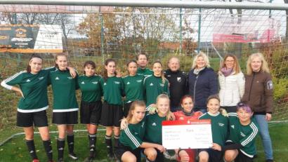 Bild: exb
Mit der Spende wird die Jugendförderung des TSV Neudorf unterstützt.