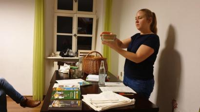 Bild: jzk
Silvia Gottinger zeigte den Kursteilnehmern viele Möglichkeiten auf, im Haushalt plastikfreier zu leben. Eine ist die Verwendung von Mehrwegbehältnissen.