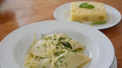 Bild:  Gabi Schönberger
Mit Spinat gefüllt und Käse bestreut sind die Tiroler Schlutzkrapfen.