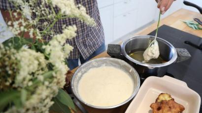 Bild: Wolfgang Steinbacher
Die ausgebackenen Blüten werden mit Puderzucker bestäubt. Dazu schmeckt Apfelmus.