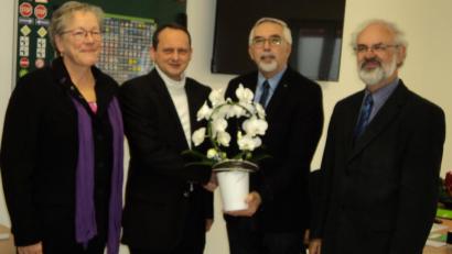 Bild: ksi
Zur Geschäftseröffnung kamen sowohl Pfarrer Heinrich Rosner (rechts) und Pfarrerin Heidi Gentzwein als auch Bürgermeister Manfred Rodde (Zweiter von rechts). Darüber freute sich Reiner Lang.