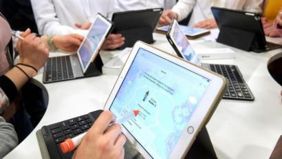 Bild: Thomas Frey dpa
Schüler demonstrieren die Arbeit an Tablet-Computern (Symbolbild)