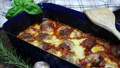 Bild: Matthias Würfl
Die Hackbällchen sollten ein wenig aus der Tomatensoße ragen, wenn sie in den Ofen kommen. Nach der Garzeit für das Fleisch kommt der Mozzarella zum Überbacken darüber.