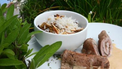 Bild: Gabi Schönberger
Die dünnen Kalbsschnitzel sind mit luftgetrocknetem Schinken und Salbeiblättern gefüllt. Als Beilage passt zum Beispiel ein Pilzrisotto.