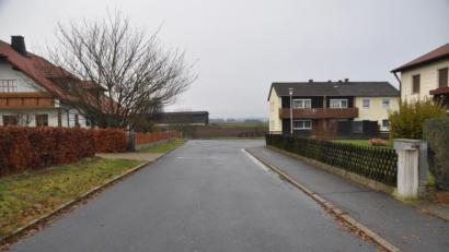 Bild: ak
Ab diesem Straßenbereich in der Plössener Bürgermeister-Kohl-Siedlung wäre eine Zufahrt mittels Einbahnregelung ins neue Baugebiet „Am Herrenweiher“ möglich.