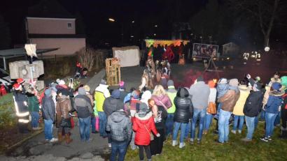 Bild: fjo
Den erstmaligen Auftritt der "Krampusse vom Schwarzachtal-Pass" lässt sich kaum einer der vielen Besucher des Waidhauser Adventsmarkts entgehen.