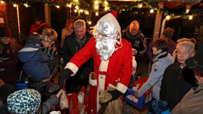 Bild: mef
Der Nikolaus hat alle Hände voll zu tun, um die selbstgemachten Nikolauspäckchen an die Kinder zu verteilen.