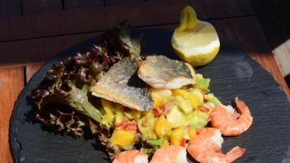 Bild: Gabi Schönberger
Die gegrillte Dorade kann im Backofen zubereitet werden, darf aber im Sommer auch auf den Holzkohlengrill.