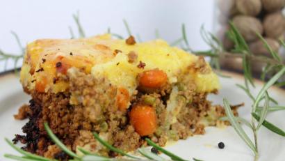 Bild: Matthias Würfl
Als Beilage passt zum „Shepherd’s Pie“ maximal ein Salat. Fleisch, Kartoffelbrei, Erbsen und Karotten befinden sich ja schon in der Auflaufform.