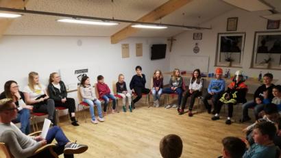 Bild: slh
Die Löschkids hatten eine aufregende Nacht im Feuerwehrgerätehaus verbracht. Kommandant Hans-Jürgen Schlosser und Andrea Meindl erzählten den Kindern spannenden Geschichten.