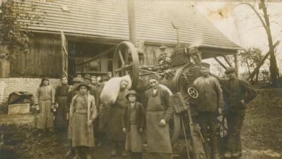 Bild: Familie Franz Strobl/Archiv: Josef Schmaußer
Dieses Bild wurde in Hohenkemnath aufgenommen und zeigt das Dreschen auf dem Strobl-Hof, der ehemaligen Hausnummer 1 im Dorf.