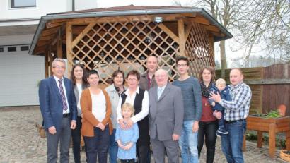 Bild: nis
Goldene Hochzeit konnte das Ehepaar Roswitha und Rupert Saßl aus Schönau feiern. Neben der Familie gratulierten Bürgermeister Ludwig Prögler und Gemeinderätin Eva Prögler.