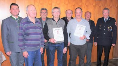 Bild: tu
Die geehrten passiven Mitglieder (von links): Josef Strigl, Josef Hartung, Josef Schneider, Johann Neuber, Helmut Vater und Johann Schödl mit Bürgermeister Rainer Rewitzer (links) und Vorsitzendem Hans-Peter Wallner (rechts).