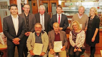 Bild: Dobmeier
CSU-Ortsvorsitzender Nikola Vranjes (links) vom Hammerweg ehrt langjährige Mitglieder mit OB-Kandidat Benjamin Zeitler und Stadträten.