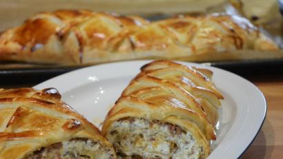 Bild:  Gabi Schönberger
Goldgelb kommt der Fleisch-Käsestrudel aus dem Ofen auf den Tisch. Dazu passt Endivien- oder Feldsalat.