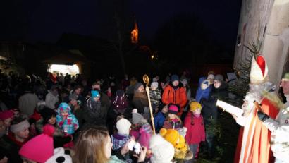 Bild: fvo
Beim Adventsmarkt der Freien Wähler sorgt der Besuch des Nikolaus (alias Michael Troidl) für einen Ansturm der kleinen Gäste.