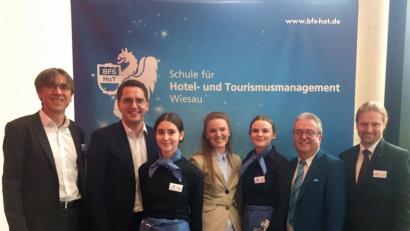 Bild: Tourismusschule Wiesau/exb
Europa-Abgeordneter Christian Doleschal (Zweiter von links) gratuliert stellvertretendem Schulleiter Thomas Metzler, Patricia Dutz, Bürgermeister Toni Dutz und Fachbetreuer André Putzlocher sowie zwei Schülerinnen zum Erfolg.