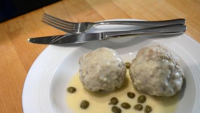 Bild: Gabi Schönberger
Königsberger Klopse sind eine Spezialität aus Ostpreußen. „Klops“ bedeutet „kleiner Kloß“.