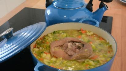 Bild: Gabi Schönberger
Mit Nacken-, Schulter- oder Bauchfleisch vom Schwein bereitet OWZ-Küchenchef Michael Schiffer seine Erbsensuppe nach rheinischem Rezept zu.