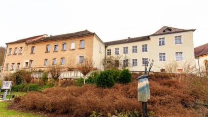 Bild: Hösamer
Das alte Krankenhaus (links) wird nun doch saniert und wird Stadtarchiv. Das hellere, rechts angebaute Gebäude zum Pfleghof hin wird abgerissen. Hier ensteht die Offene Ganztagsschule für die Gerhardingerschule.