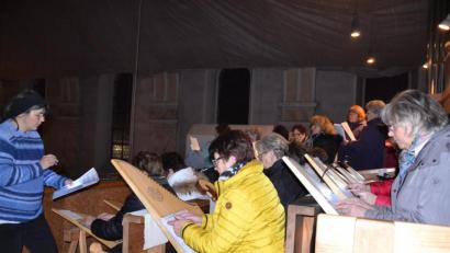 Bild: gi
Ganz gut besucht war das erste Lichterrorate in der Pfarrkirche. Gestaltet vom Singkreis und Veeh-Harfen-Gruppe des Frauenbundes unter der Leitung von Petra Zielbauer.