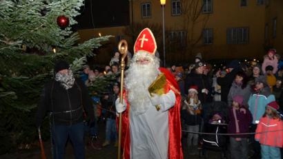 Bild: dob
Die Ankunft des Himmelsboten wurde beim "Advent im Schloss" sehnsüchtig erwartet. Mehr als 400 Kinder wurden an der Friedrichsburg durch Bischof Nikolaus beschenkt.