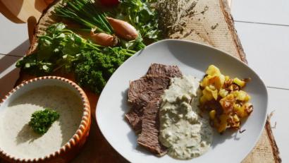 Bild:  Gabi Schönberger
Gut zwei Stunden wird das Fleisch bei kleiner Hitze gar gekocht. Michael Schiffer empfiehlt dazu Bratkartoffeln und Grüne Sauce.