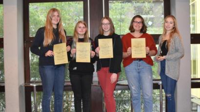 Bild: Stefan Mehrl/exb
Über den dritten Platz bei der Oberpfalzmeisterschaft im Schulschach freuen sich (von links) Madeleine Höreth, Eva Ringer, Julia Lankes, Lena Gimpl und Xenia Gareis.