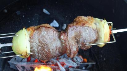 Bild: Matthias Würfl
Es empfiehlt sich, auf die Spieß-Enden dicke Zwiebelhälften zu stecken. Der Grund: Beim Abschneiden der Fleischtranchen (wie bei Gyros) bleibt man sonst immer mit dem Messer in den Fleischhalterungen des Spießes stecken.
